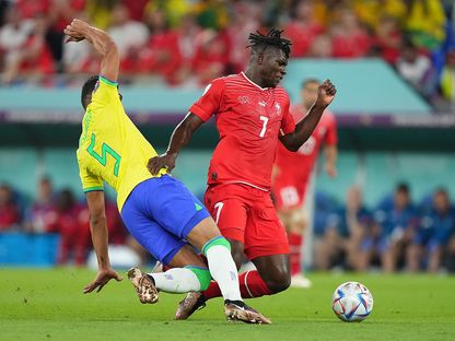 بريل إيمبولو مهاجم موناكو ومنتخب سويسرا في صراع على الكرة مع البرازيلي كاسيميرو - 28 نوفمبر 2022 - Reuters