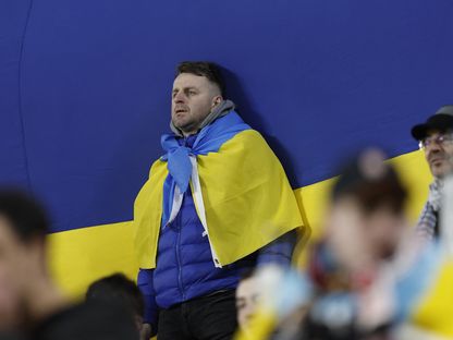 أحد أنصار شاختار دونيتسك الأوكراني خلال مباراة فريقه أمام رين الفرنسي في الدوري الأوروبي - 23 فبراير 2023 - REUTERS