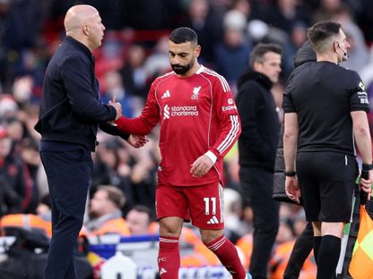 محمد صلاح يصافح آرني سلوت مدرب ليفربول بعد خروجه أمام فولهام في الدوري الإنجليزي - 11 أبريل 2026 - Reuters