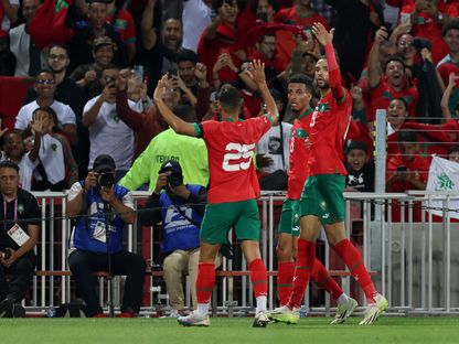 عز الدين أوناحي لاعب منتخب المغرب مع زملائه بهدف الفوز ضد بوركينا فاسو - 12 سبتمبر 2023  - AFP