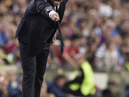 سيميوني إنزاجي المدير الفني لإنتر ميلان يوجه لاعبيه خلال مواجهة برشلونة الإسباني - 13 أكتوبر 2022 - AFP