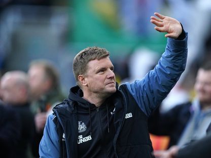 المدرب إيدي هاو يحيي جماهير نيوكاسل بعد الفوز ضد فولهام - 15 يناير 2023  - twitter/@NUFCgallowgate  