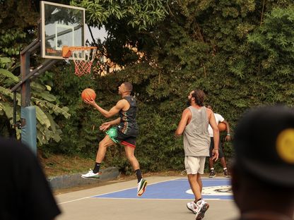 كيليان مبابي يلعب كرة السلة خلال زيارته الكاميرون - 7 يوليو 2023 - AFP