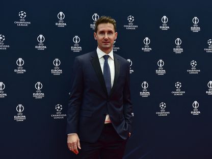 النجم الألماني السابق ميروسلاف كلوزه في مراسيم سحب قرعة دور المجموعات من دوري أبطال أوروبا - 31 أغسطس 2023 - Reuters