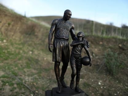 تمثال الراحل كوبي براينت وابنته جيانا في موقع تحطم الطائرة التي أودت بحياتهما و7 أشخاص آخرين - 26 يناير 2022 - reuters