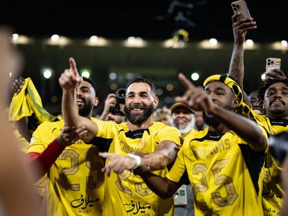 كريم بنزيما يحتفل مع زملائه بنادي الاتحاد بعد التتويج بلقب دوري روشن السعودي - 15 مايو 2025 - X/@SPL