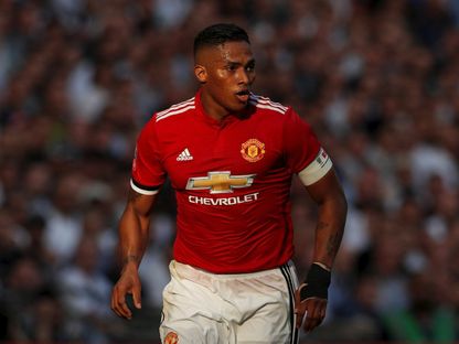 لاعب سابق في مانشستر يونايتد ينقذ رجلاً من الانتحار بالإكوادور