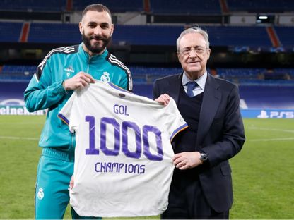 رئيس ريال مدريد فلورنتينو بيريز وكريم بنزيمة يحتفلان بالوصول إلى الهدف رقم 1000 في دوري الأبطال