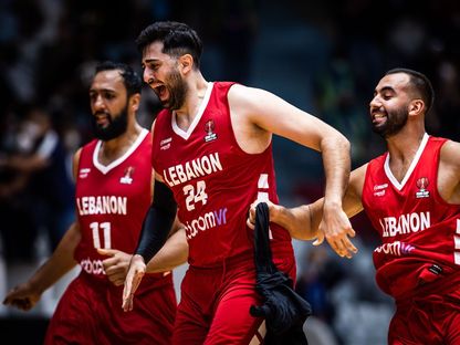 لاعبو المنتخب اللبناني يحتفلون بعد الفوز على الأردن والتأهل لنهائي كأس آسيا لكرة السلة 2022 - 23 يوليو 2022 - fiba.basketball