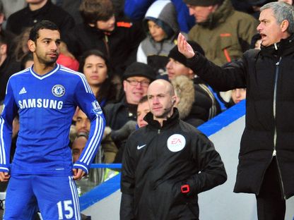 مدرب تشيلسي جوزيه مورينيو ومحمد صلاح خلال مباراة ضد نيوكاسل يونايتد في الدوري الإنجليزي الممتاز - 8 فبراير 2014 - AFP