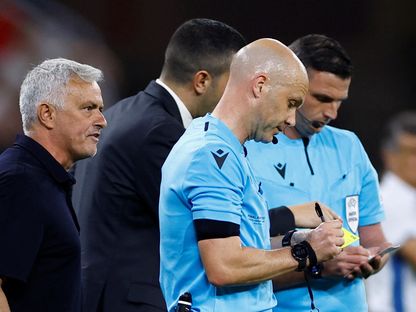 جوزيه مورينيو مدرب روما يتحدث مع الحكم أنتوني تايلور خلال مواجهة إشبيلية في نهائي الدوري الأوروبي - 31 مايو 2023 - reuters
