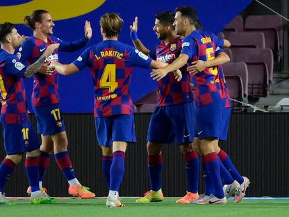 المهاجم الأوروغوياني لـ"برشلونة" لويس سواريز يحتفل بهدفه في شباك "إسبانيول" مع زملائه - AFP