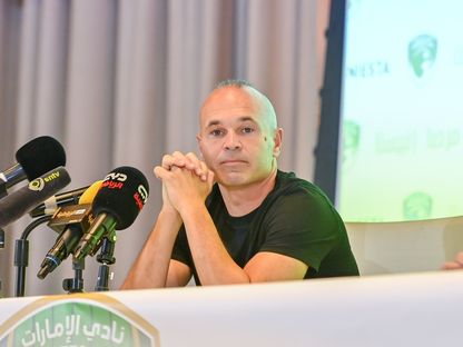 أندريس إنييستا في المؤتمر الصحفي الخاص بتقديمه لاعبا لنادي الشارقة الإماراتي - 9 أغسطس 2023 - AFP