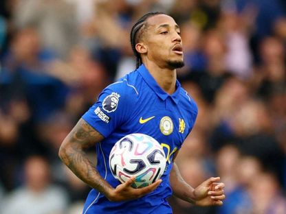 البرازيلي جواو بيدرو يحمل الكرة بعد تسجيل هدف لتشيلسي أمام هال سيتي في الدوري الإنجليزي - 12 سبتمبر 2026 - reuters