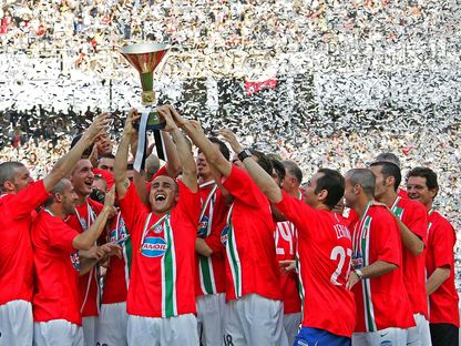 لاعبو يوفنتوس يحتفلون بلقب الدوري الإيطالي لموسم 2005-2006 والذي تم منحه لإنتر ميلان لاحقا - 14 مايو 2006 - REUTERS