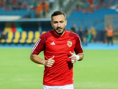 علي معلول لاعب الأهلي المصري يقوم بالحركات الإحمائية قبل مباراة ماميلودي صنداونز الجنوب إفريقي - 1 نوفمبر 2023  - x/@AlAhly