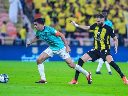 كريم بنزيما لاعب نادي الاتحاد يحاول استخلاص الكرة خلال مباراة التعاون بالدوري السعودي - 5 أبريل 2024 - X/@SPL