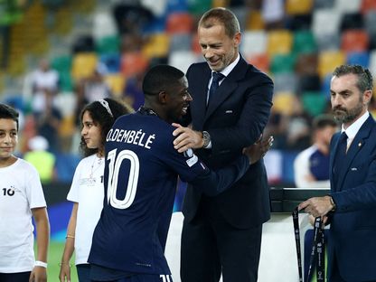 عثمان ديمبيلي أثناء استلام ميدالية التتويج بكأس السوبر الأوروبي من رئيس يويفا ألكسندر تشيفرين - 13 أغسطس 2025 - Reuters