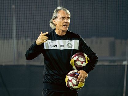 روبرتو مانشيني مدرب السد القطري الجديد خلال مرانه الأول - 13 نوفمبر 2025 - x@AlsaddSC