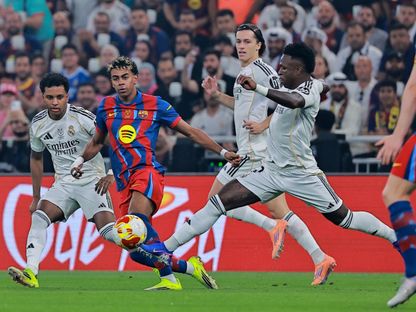 صراع على الكرة بين لامين يامال وفينيسيوس جونيور خلال مباراة ريال مدريد وبرشلونة في نهائي السوبر الإسباني - 11 يناير 2026 - REUTERS