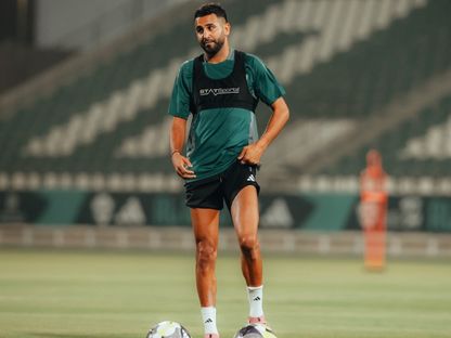 رياض محرز نجم الأهلي في التدريبات - 12 أغسطس 2025 - X/@ALAHLI_FC