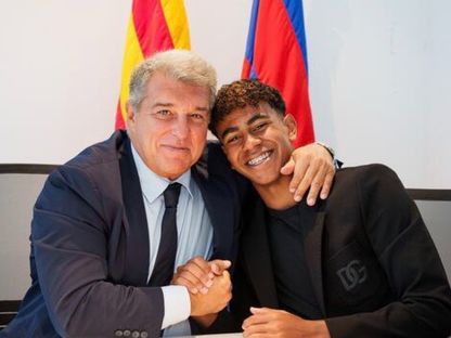 لامين يامال مع رئيس برشلونة جوان لابورتا في مقر نادي برشلونة بملعب كامب نو - sport/x