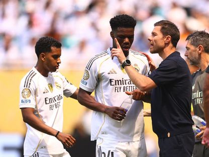 مدرب ريال مدريد تشابي ألونسو يتحدث مع أوريليان تشواميني ورودريغو خلال مواجهة الهلال بكأس العالم للأندية - 18 يونيو 2025 - REUTERS