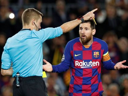 الحكم كليمو توربان يشهر بطاقة صفراء لليونيل ميسي قائد برشلونة في مواجهة بوروسيا دورتموند - 27 نوفمبر 2019 - Reuters