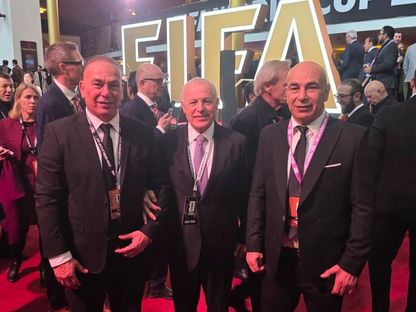 حسام حسن مدرب مصر وتوأمه إبراهيم ويتوسطهما هاني أبو ريدة رئيس الاتحاد المصري خلال قرعة كأس العالم - 5 ديسمبر 2025 - X@EFA