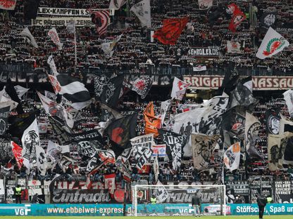 مشجعون لآينتراخت فرانكفورت قبل مباراة ضد سانت باولي - 25 أكتوبر 2025 - REUTERS