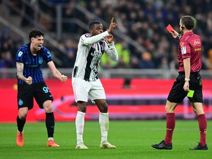 أليساندرو باستوني يحتفل بطرد بيير كالولو خلال مباراة إنتر ميلان ويوفنتوس بالدوري الإيطالي - 17 فبراير 2026 - Reuters
