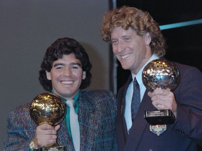 دييغو مارادونا يحمل الكرة الذهبية لأفضل لاعب في مونديال 1986 إلى جانب هارالد شوماخر الذي حصل على الكرة الفضية - 13 نوفمبر 1986 - AFP