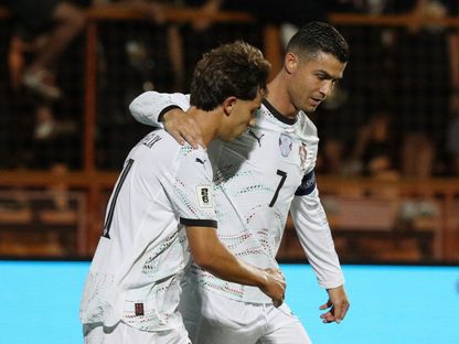احتفال كريستيانو رونالدو نجم البرتغال مع زميله جواو فيليكس بتسجيل هدف في مرمى أرمينيا بتصفيات أوروبا المؤهلة إلى كأس العالم 2026 - 6 سبتمبر 2025 - Reuters