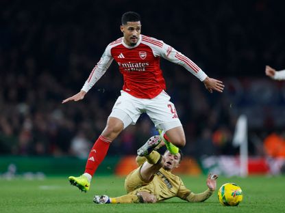 ويليام ساليبا مدافع أرسنال في صراع على الكرة مع أحد لاعبي كريستال بالاس في مواجهة الفريقين بكأس رابطة الأندية الإنجليزية - 23 ديسمبر 2025 - Action Images via Reuters