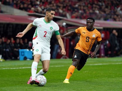 أشرف حكيمي قائد المغرب في صراع مع لاميك باندا لاعب زامبيا في كأس أمم إفريقيا - 29 ديسمبر 2025 - Reuters