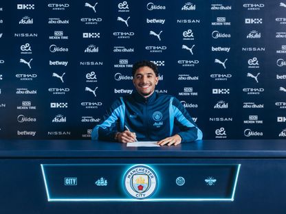 عمر مرموش خلال توقيع عقده مع مانشستر سيتي - 23 يناير 2025 - X/@ManCity