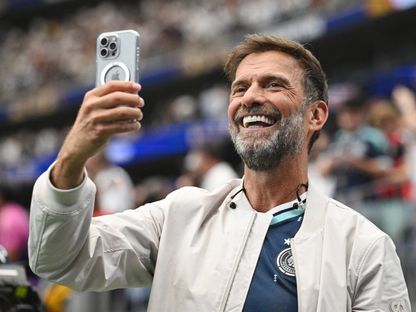 يورغن كلوب يلتقط صورة بعد مباراة بين ألمانيا وكوراساو في كأس العالم - 14 يونيو 2026 - REUTERS