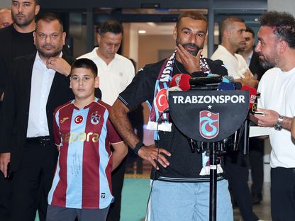 محمد صلاح مع رئيس طرابزون سبور  أرطغرل دوغان - 5 أغسطس 2026 - REUTERS