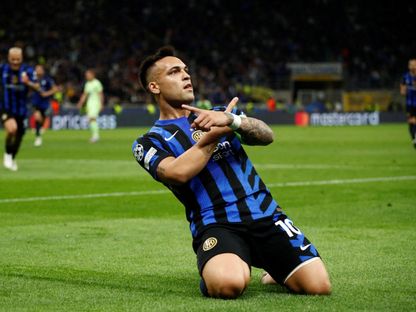 لاوتارو مارتينيز يحتفل بتسجيله هدفاً لإنتر ميلان في مرمى برشلونة بإياب نصف نهائي دوري أبطال أوروبا - 6 مايو 2025 - Reuters