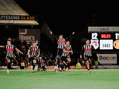 لاعبو غريمسبي يحتفلون بالتأهل في كأس رابطة الأندية الإنجليزية على حساب مانشستر يونايتد - 27 أغسطس 2025 - X/@officialgtfc