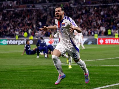 لاعب أولمبيك ليون ريان شرقي يحتفل بالتسجيل أمام مانشستر يونايتد في ذهاب ربع نهائي الدوري الأوروبي - 10 أبريل 2025 - Reuters