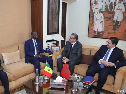 رئيسا الوزراء المغربي والسنغالي عزيز أخنوش وعثمان سونكو خلال لقائهما في الرباط - 26 يناير 2026 - X/@MAP_Information