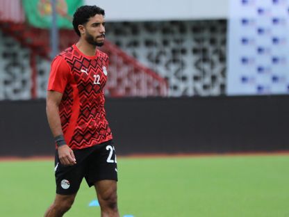 عمر مرموش مهاجم مصر خلال الإحماء قبل مواجهة بوركينا فاسو في تصفيات كأس العالم - 9 سبتمبر 2025 - X/@EFA