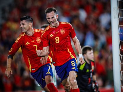 فابيان رويز لاعب منتخب إسبانيا يحتفلمع زميله األفارو موراتا بهدف في شباك إيرلندا الشمالية - 8 يونيو 2024 - X/spain_national