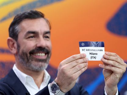 اللاعب السابق روبير بيريس يسحب اسم إنتر ميلان خلال قرعة ملحق ثمن نهائي دوري أبطال أوروبا بمقرّ "يويفا" في سويسرا - 30 يناير 2026 - REUTERS