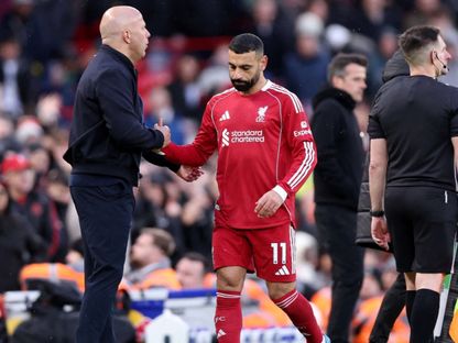 محمد صلاح يصافح آرني سلوت مدرب ليفربول بعد خروجه أمام فولهام في الدوري الإنجليزي - 11 أبريل 2026 - Reuters