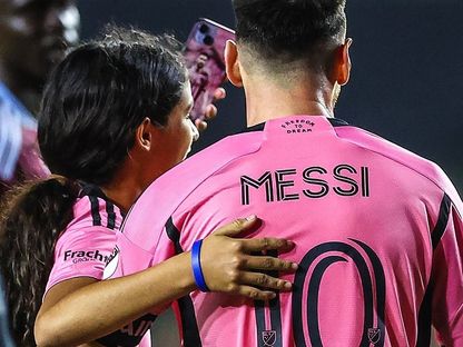 فتاة تلتقط "سيلفي" مع ليونيل ميسي على الملعب - @brfootball