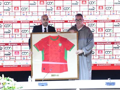 رئيس الاتحاد المغربي لكرة القدم فوزي لقجع يهدي المدرب السابق وليد الركراكي قميصاً للمنتخب - 6 مارس 2026 - frmf.ma