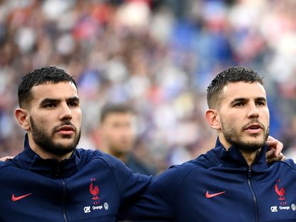 الأخوان لوكاس وثيو هيرنانديز مع المنتخب الفرنسي لكرة القدم - AFP