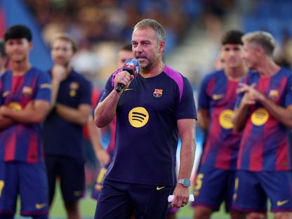 هانزي فليك مدرب برشلونة خلال حديثه إلى الجماهير قبل مباراة كومو في كأس جوان غامبر - 10 أغسطس 2025 - Reuters